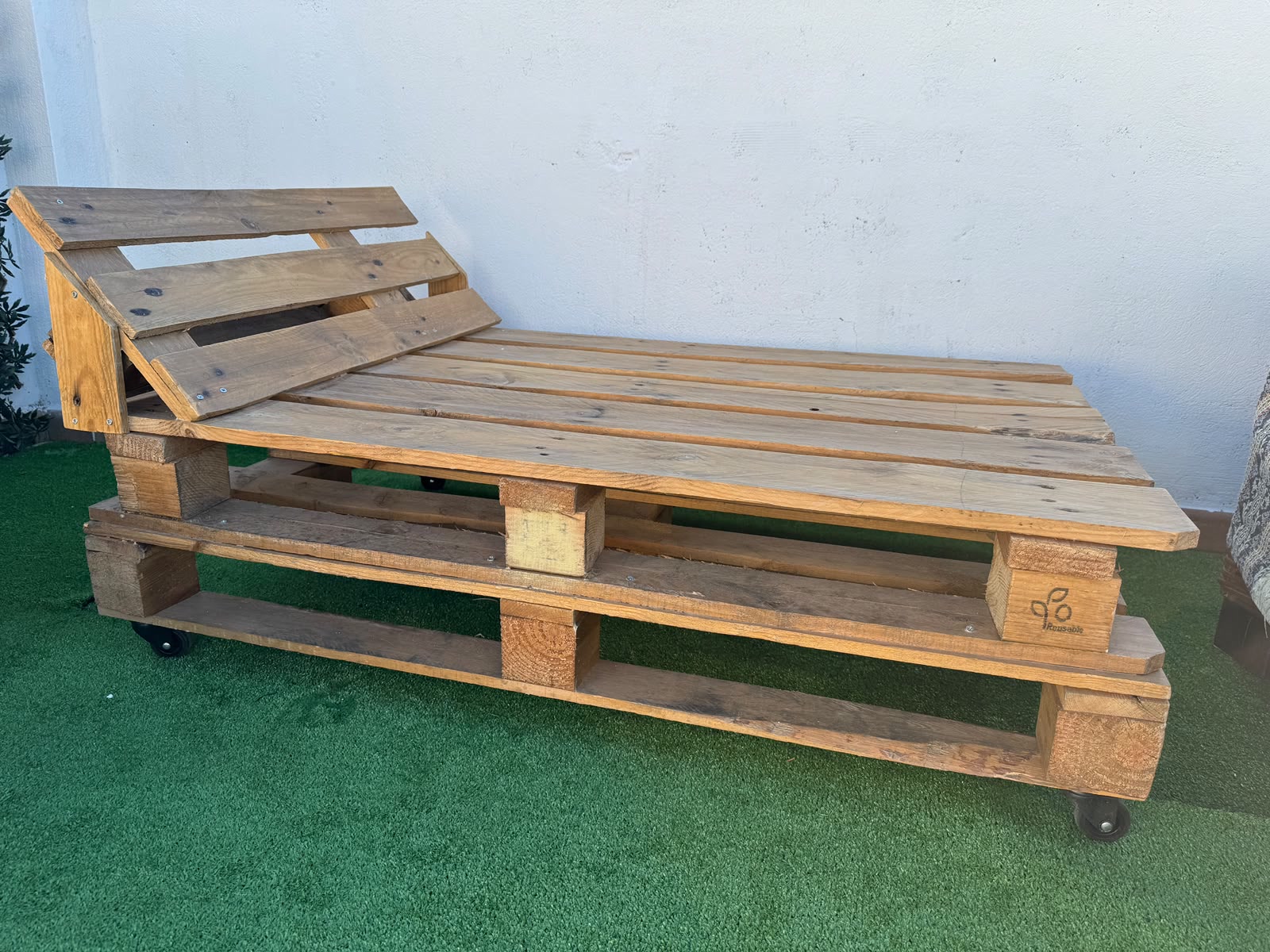 Detalle del ensamblaje y ruedas en tumbona de madera recuperada